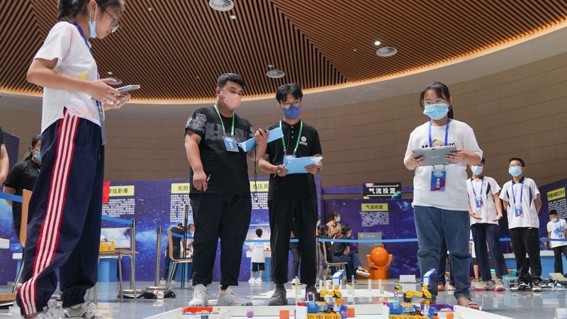 外贸CRM SaaS平台的价格并非一成不变，其构成因素主要包括：